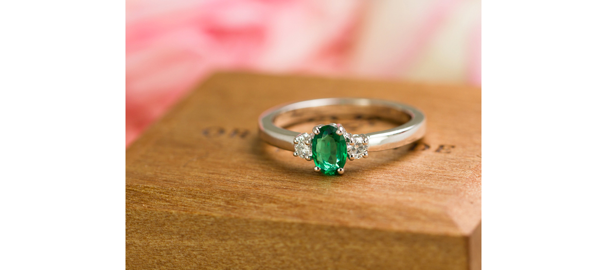 Or du monde engagement ring with emerald green